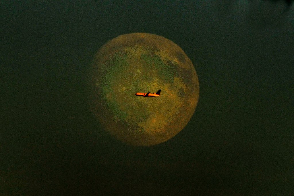 Plane-Moon-8040-copy.jpg